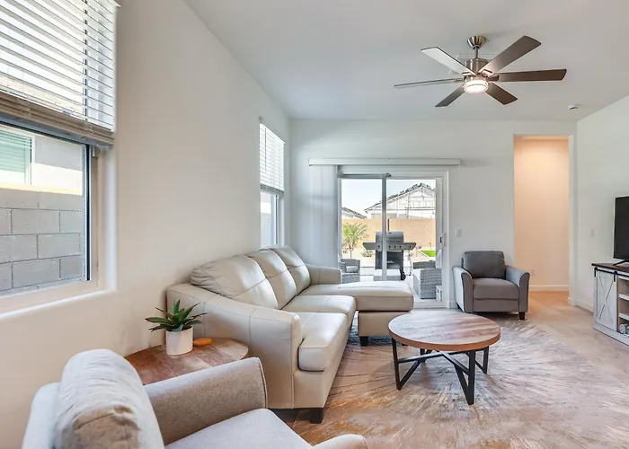 Holiday home W/ Putting & Covered Patio! *