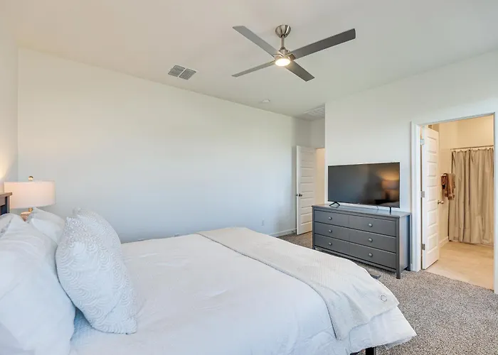 Holiday home W/ Putting & Covered Patio! Maricopa