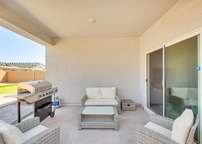 Holiday home W/ Putting & Covered Patio!