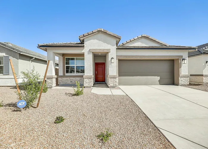 W/ Putting & Covered Patio! *
